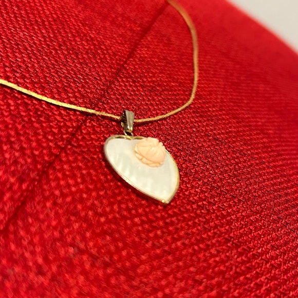 Vintage Avon Gold Tone Necklace with Heart & Rosette Pendant - Picture 6 of 7